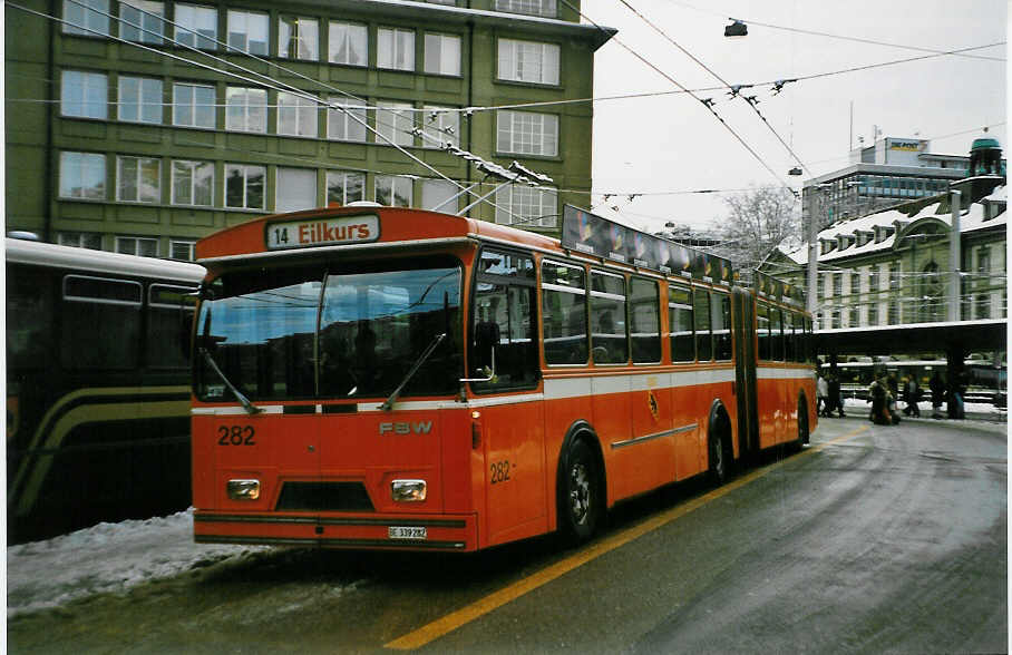 (029'315) - SVB Bern - Nr. 282/BE 339'282 - FBW/Hess-Gangloff am 10. Februar 1999 beim Bahnhof Bern
