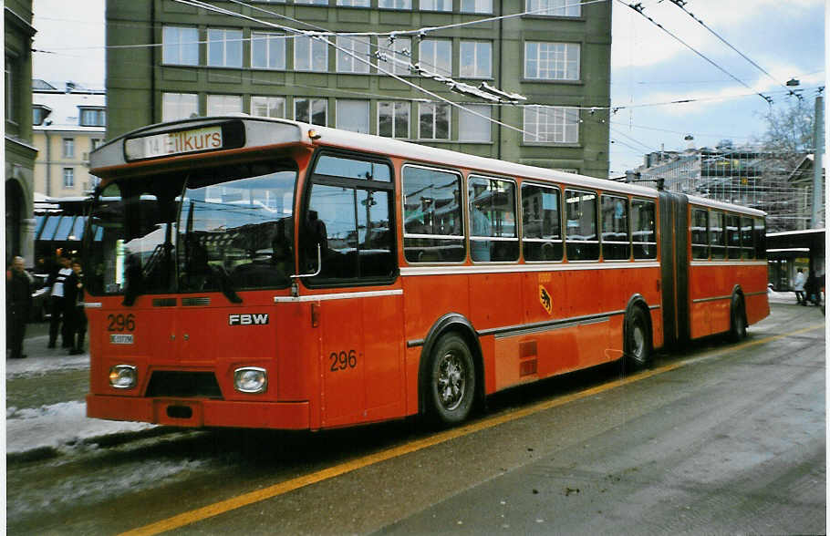 (029'318) - SVB Bern - Nr. 296/BE 337'296 - FBW/Hess (ex TPG Genve Nr. 119) am 10. Februar 1999 beim Bahnhof Bern