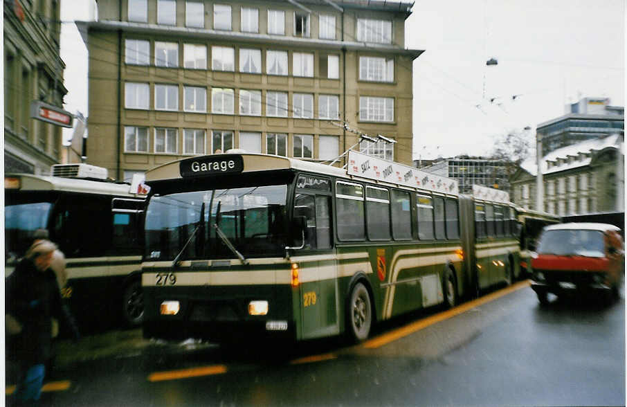 (029'434) - SVB Bern - Nr. 279/BE 339'279 - FBW/Hess-Gangloff am 24. Februar 1999 beim Bahnhof Bern