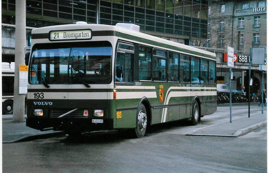 (029'731) - SVB Bern - Nr. 193/BE 451'193 - Volvo/Gangloff am 1. Mrz 1999 beim Bahnhof Bern