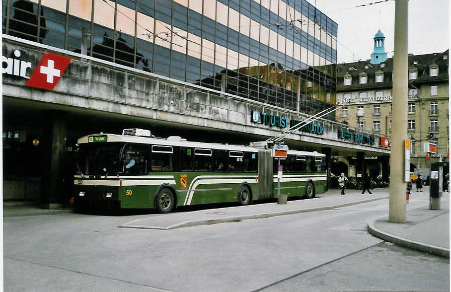 (029'820) - SVB Bern - Nr. 50 - FBW/Hess Gelenktrolleybus am 1. Mrz 1999 beim Bahnhof Bern