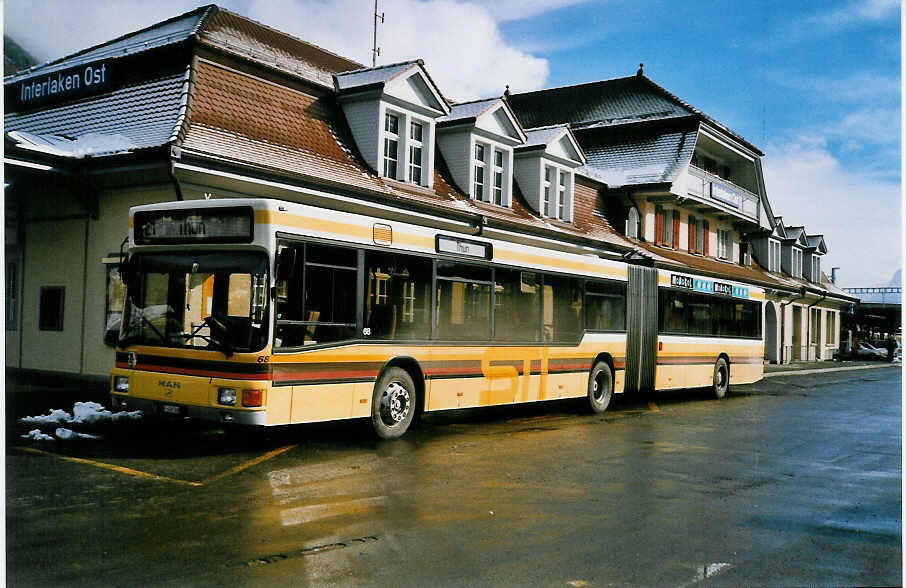 (029'902) - STI Thun - Nr. 68/BE 458'568 - MAN am 6. Mrz 1999 beim Bahnhof Interlaken Ost
