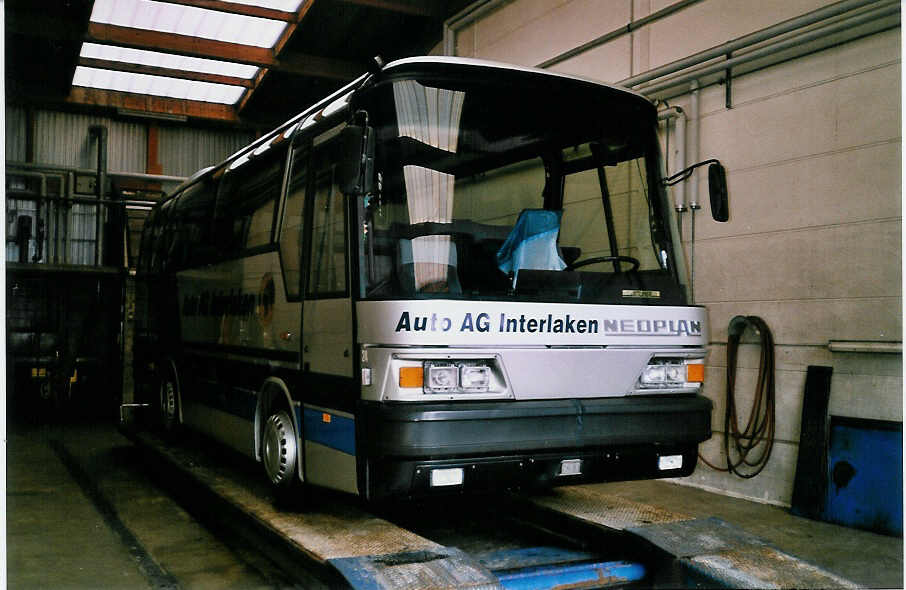 (029'913) - AAGI Interlaken - Nr. 24 - Neoplan am 6. Mrz 1999 in Interlaken, Garage