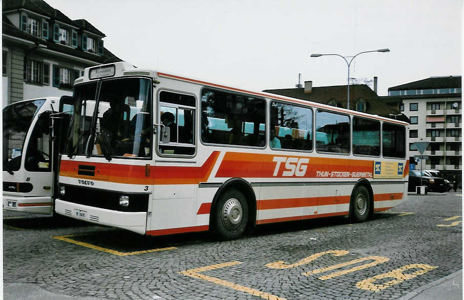 (030'006) - STI Thun - Nr. 3/BE 26'635 - Volvo/R&J (ex TSG Blumenstein Nr. 3) am 6. Mrz 1999 beim Bahnhof Thun