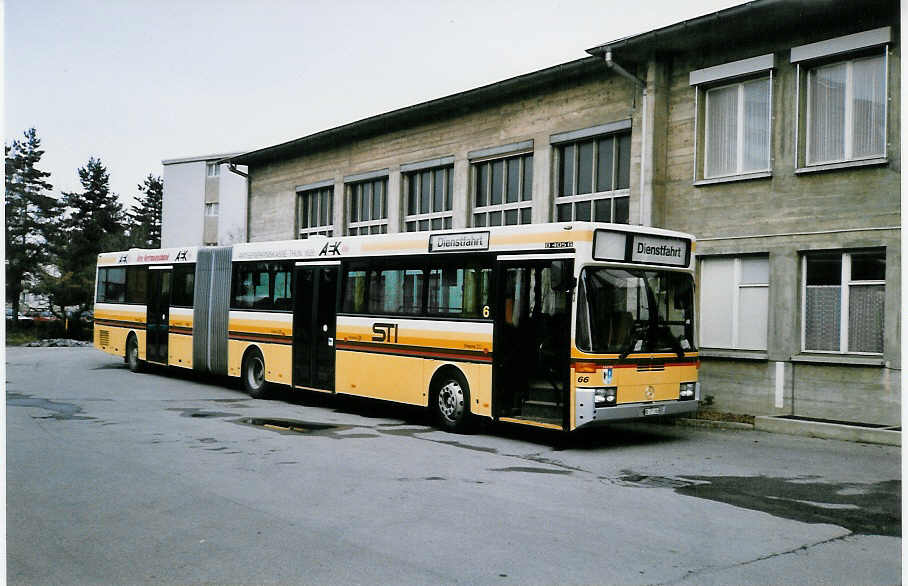 (030'021) - STI Thun - Nr. 66/BE 371'366 - Mercedes am 10. Mrz 1999 in Thun, Garage