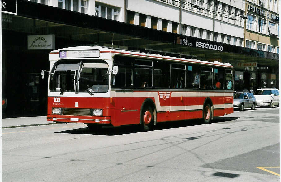 (030'028) - VB Biel - Nr. 103/BE 26'503 - Volvo/R&J am 13. Mrz 1999 beim Bahnhof Biel