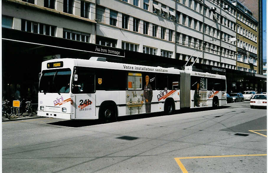 (030'031) - VB Biel - Nr. 69 - Volvo/R&J Gelenktrolleybus am 13. Mrz 1999 beim Bahnhof Biel