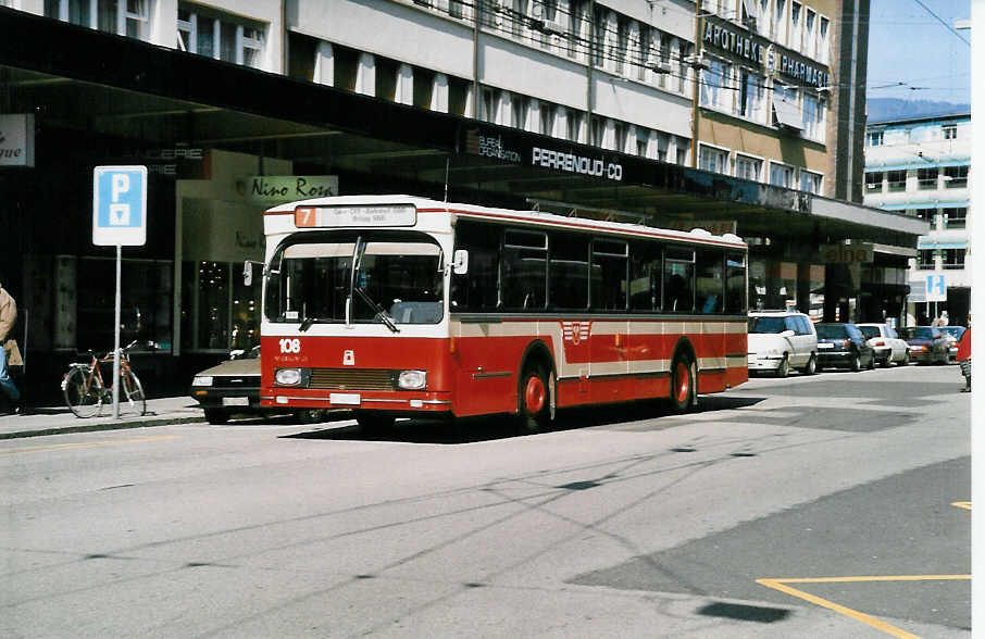 (030'033) - VB Biel - Nr. 108/BE 46'508 - Volvo/R&J am 13. Mrz 1999 beim Bahnhof Biel