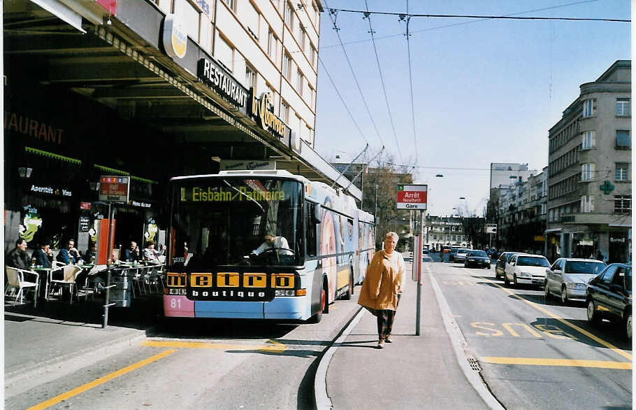 (030'034) - VB Biel - Nr. 81 - NAW/Hess Gelenktrolleybus am 13. Mrz 1999 beim Bahnhof Biel