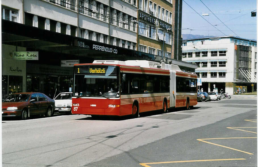 (030'037) - VB Biel - Nr. 87 - NAW/Hess Gelenktrolleybus am 13. Mrz 1999 beim Bahnhof Biel