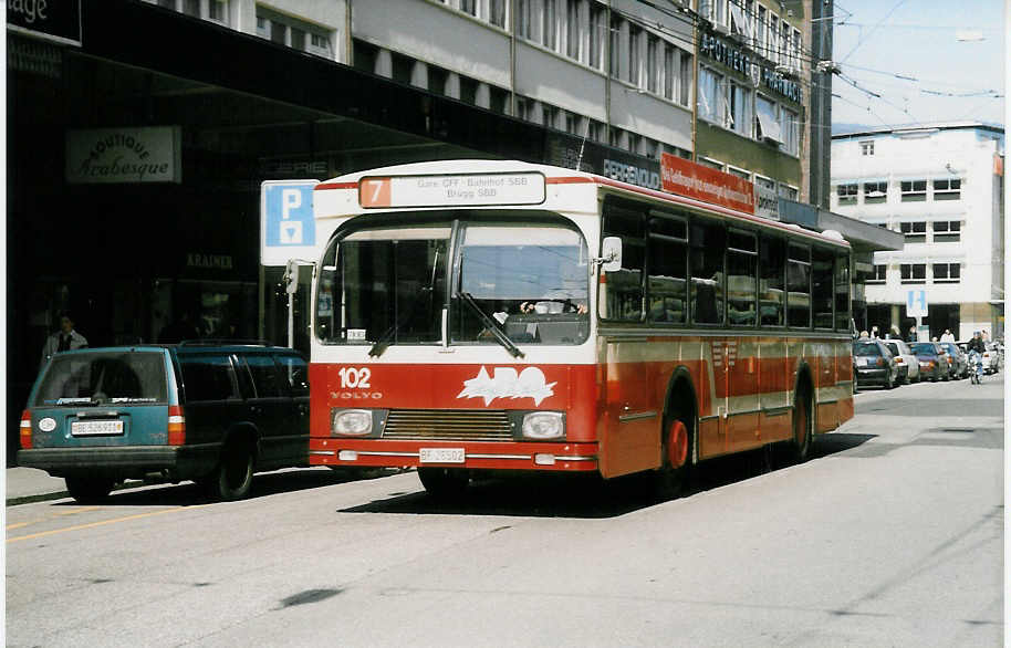 (030'104) - VB Biel - Nr. 102/BE 28'502 - Volvo/R&J am 13. Mrz 1999 beim Bahnhof Biel