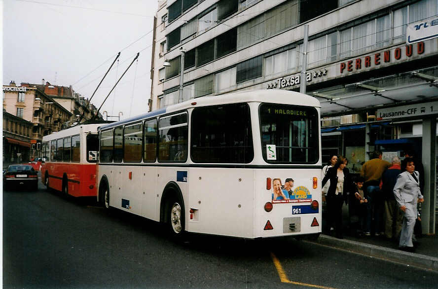 (030'313) - TL Lausanne - Nr. 961 - Rochat/Lauber Personenanhnger am 21. Mrz 1999 beim Bahnhof Lausanne