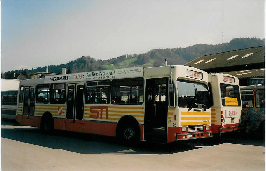 (030'521) - STI Thun - Nr. 25/BE 419'026 - Volvo/R&J (ex SAT Thun Nr. 25) am 30. Mrz 1999 in Thun, Garage