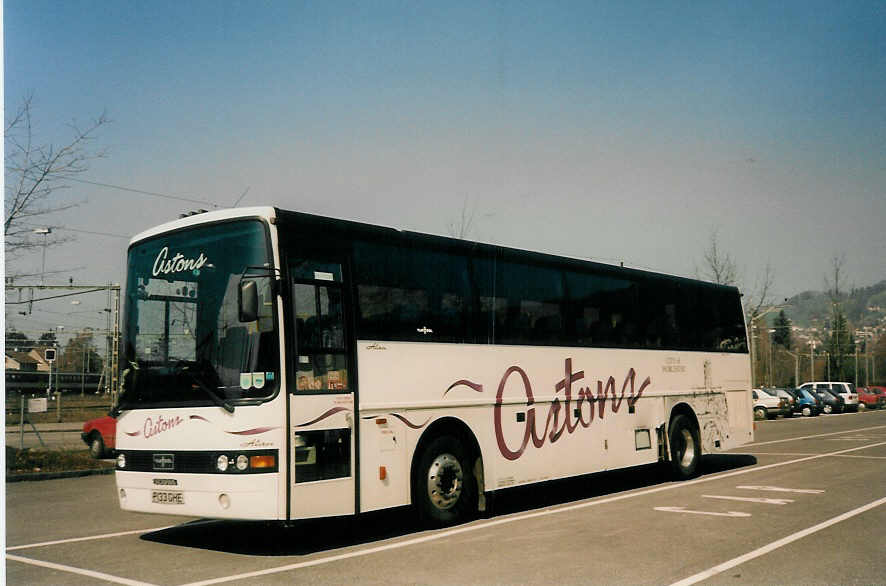 (030'524) - Aus England: Astons, Worcester - R 133 GHE - Van Hool/Scania am 31. Mrz 1999 in Thun, Seestrasse