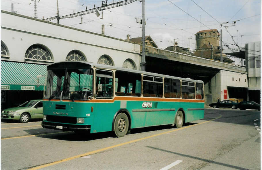 (030'608) - GFM Fribourg - Nr. 15/FR 404 - Saurer/Hess am 3. April 1999 beim Bahnhof Fribourg