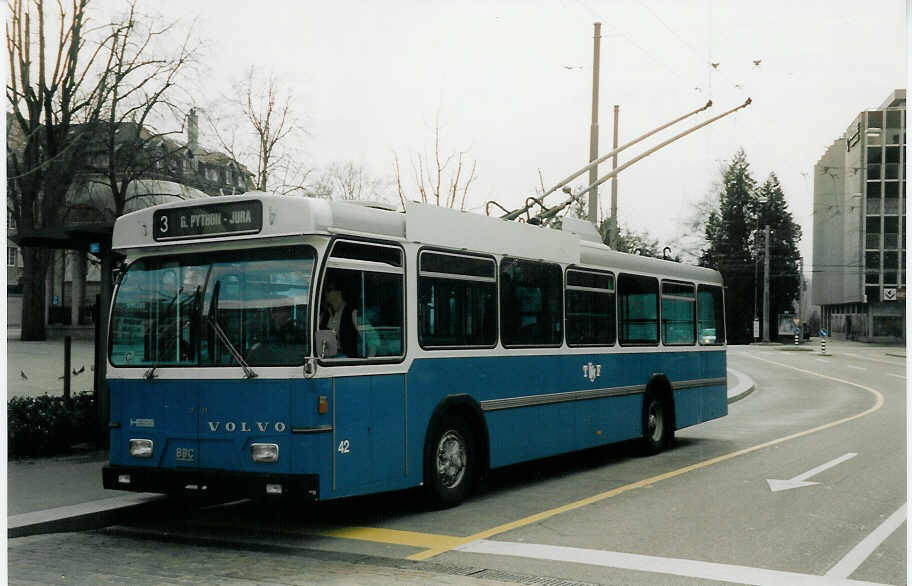 (030'613) - TF Fribourg - Nr. 42 - Volvo/Hess Trolleybus am 3. April 1999 in Fribourg, Place Phyton