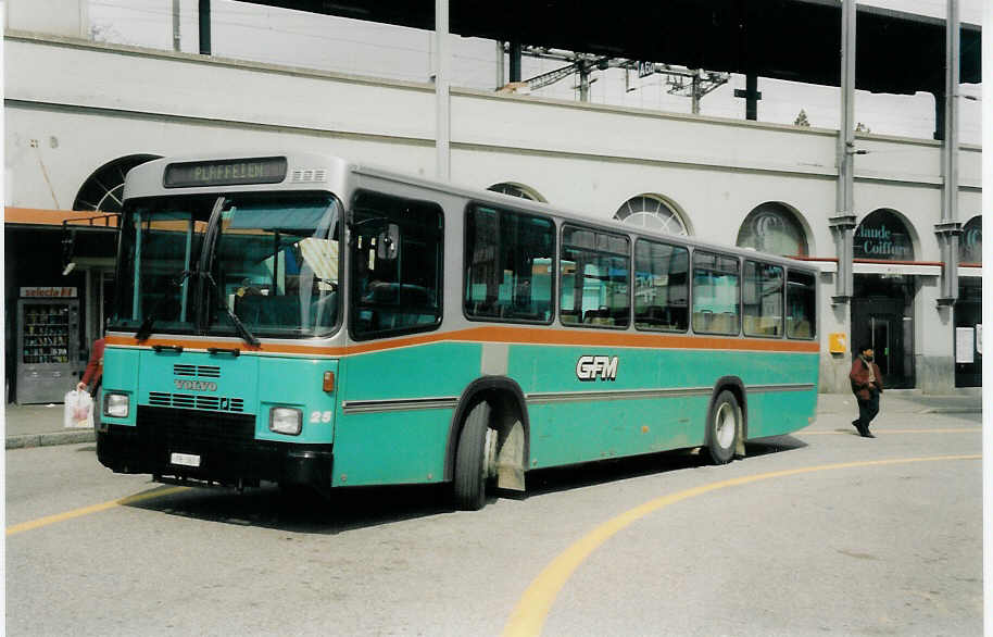 (030'615) - GFM Fribourg - Nr. 25/FR 362 - Volvo/R&J am 3. April 1999 beim Bahnhof Fribourg