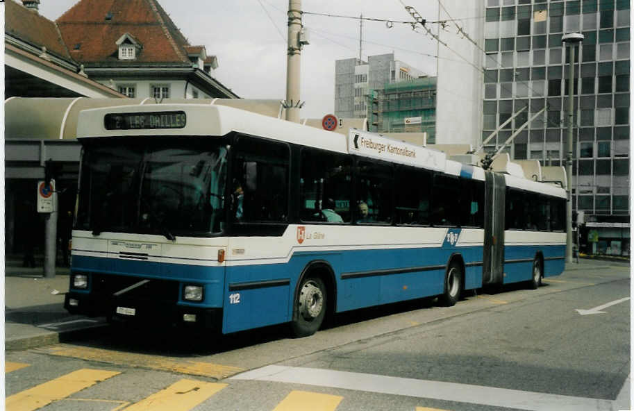 (030'617) - TF Fribourg - Nr. 112/FR 644 - Volvo/Hess Gelenkduobus am 3. April 1999 beim Bahnhof Fribourg