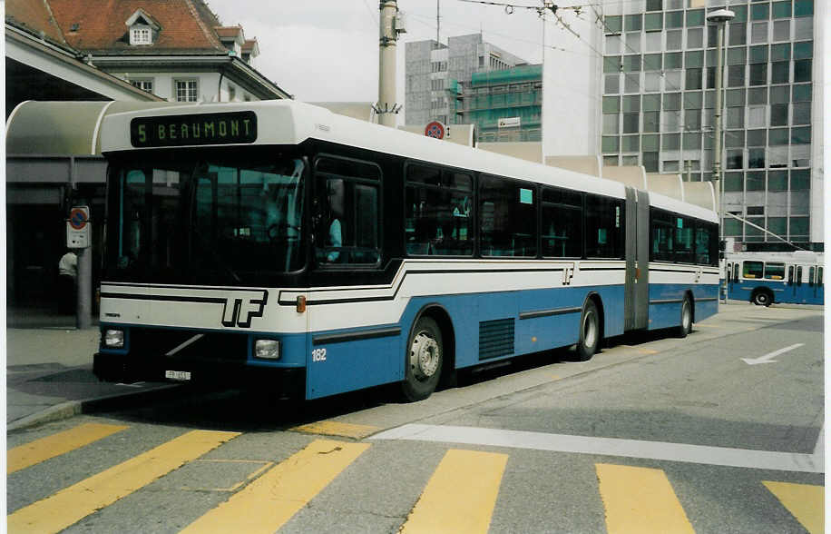 (030'618) - TF Fribourg - Nr. 182/FR 653 - Volvo/Hess am 3. April 1999 beim Bahnhof Fribourg