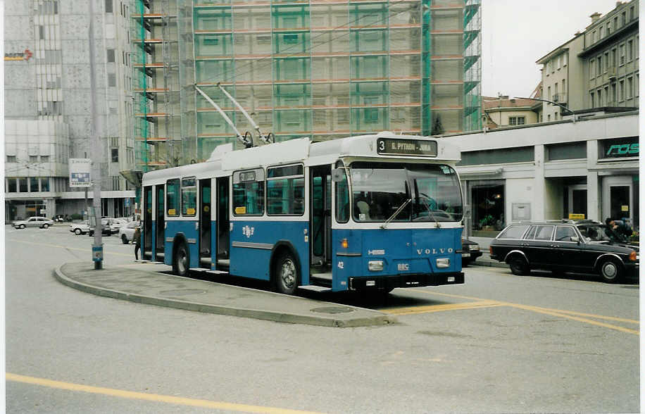(030'626) - TF Fribourg - Nr. 42 - Volvo/Hess Trolleybus am 3. April 1999 beim Bahnhof Fribourg