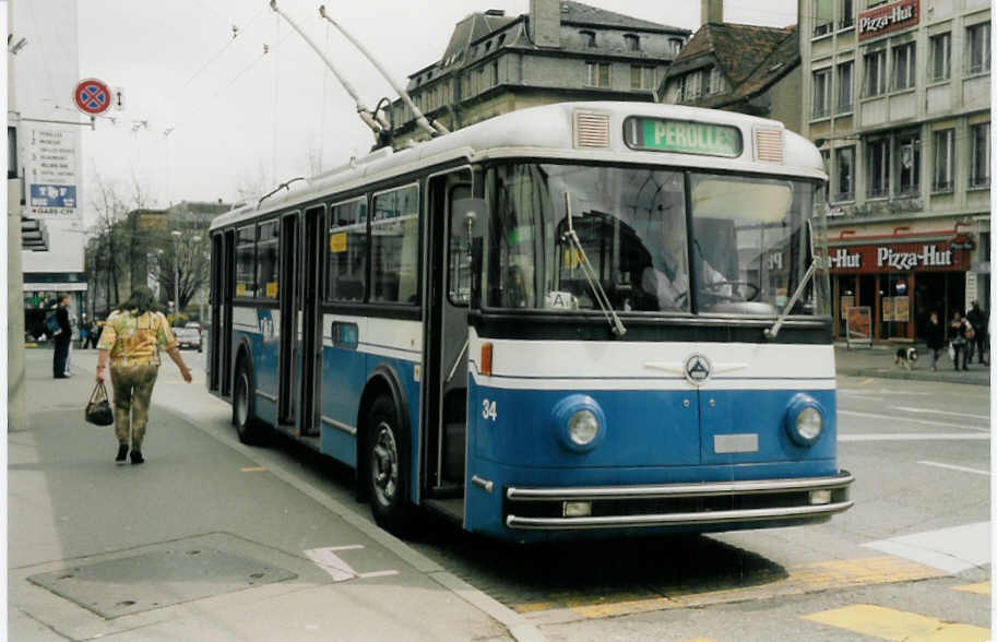 (030'630) - TF Fribourg - Nr. 34 - Saurer/Hess Trolleybus am 3. April 1999 beim Bahnhof Fribourg