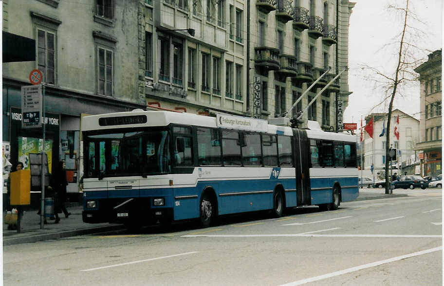 (030'631) - TF Fribourg - Nr. 104/FR 635 - Volvo/Hess Gelenkduobus am 3. April 1999 beim Bahnhof Fribourg