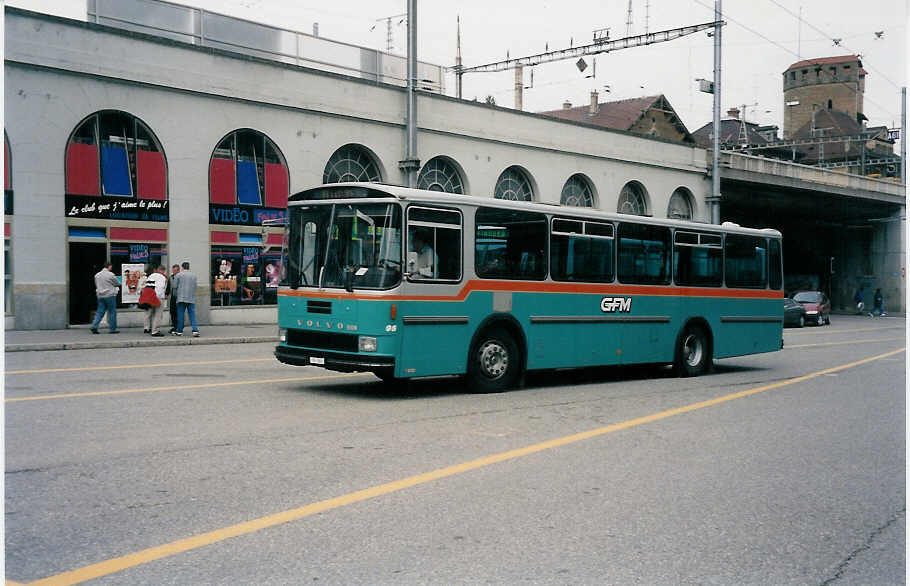 (030'705) - GFM Fribourg - Nr. 95/FR 383 - Volvo/Hess am 3. April 1999 beim Bahnhof Fribourg
