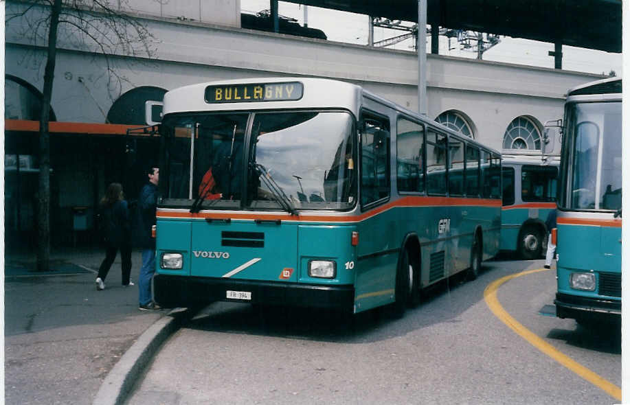 (030'709) - GFM Fribourg - Nr. 10/FR 394 - Volvo/Lauber am 3. April 1999 beim Bahnhof Fribourg