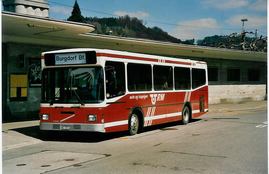 (030'810) - AAGK Koppigen - Nr. 6/BE 122'011 - Volvo/Lauber am 10. April 1999 beim Bahnhof Burgdorf