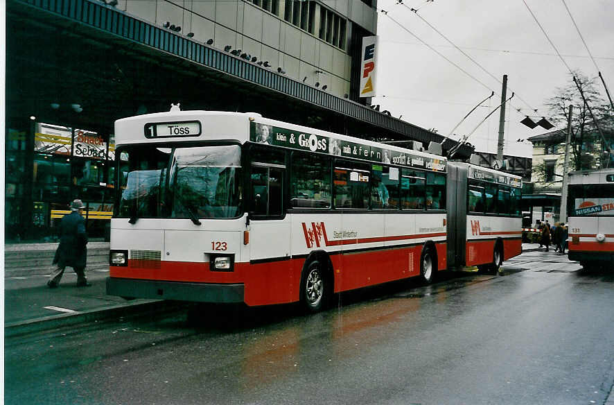 (030'930) - WV Winterthur - Nr. 123 - Saurer/FHS Gelenktrolleybus am 18. April 1999 beim Hauptbahnhof Winterthur