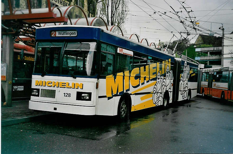 (030'934) - WV Winterthur - Nr. 128 - Saurer/FHS Gelenktrolleybus am 18. April 1999 beim Hauptbahnhof Winterthur