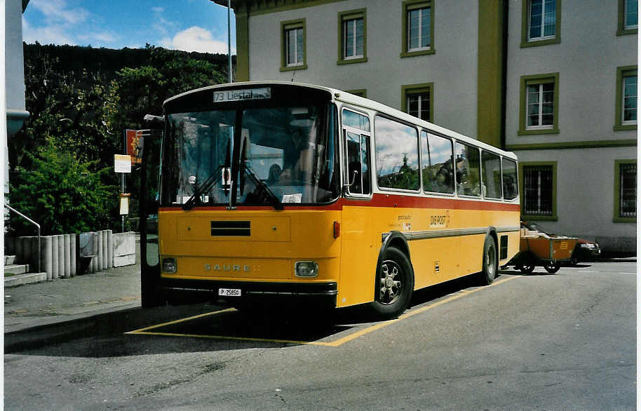 (031'020) - PTT-Regie - P 25'850 - Saurer/Hess am 19. April 1999 beim Bahnhof Liestal