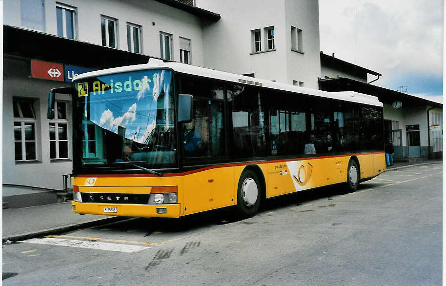 (031'029) - PTT-Regie - P 25'608 - Setra am 19. April 1999 beim Bahnhof Liestal