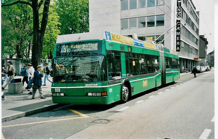 (031'125) - BVB Basel - Nr. 929 - Neoplan Gelenktrolleybus am 26. April 1999 in Basel, Claraplatz