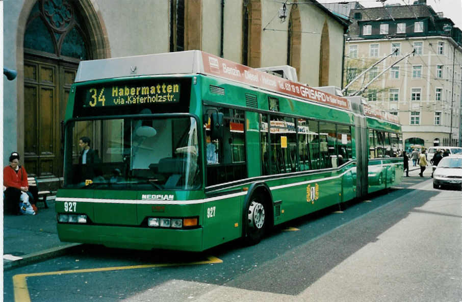 (031'126) - BVB Basel - Nr. 927 - Neoplan Gelenktrolleybus am 26. April 1999 in Basel, Claraplatz