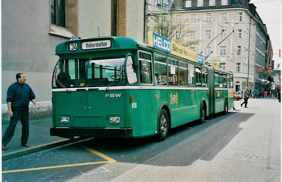 (031'130) - BVB Basel - Nr. 916 - FBW/FHS-Hess Gelenktrolleybus am 26. April 1999 in Basel, Claraplatz