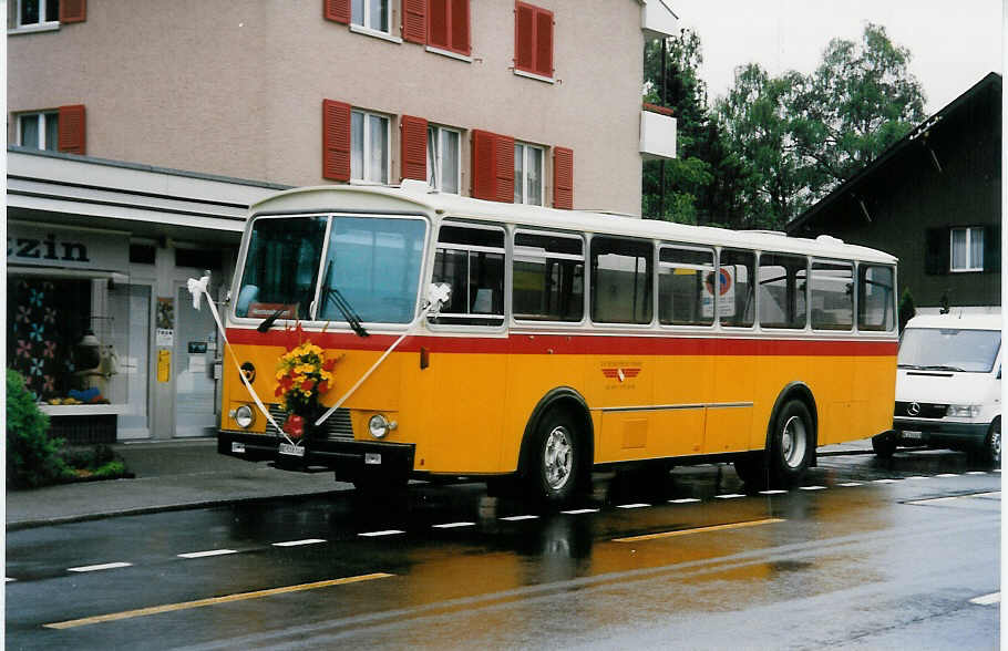 (031'834) - Gast, Gwatt - Nr. 27/BE 518'148 - Saurer/Tscher (ex AVG Grindelwald Nr. 28+27+19; ex Lienert, Einsiedeln) am 6. Juni 1999 in Gwatt, Post