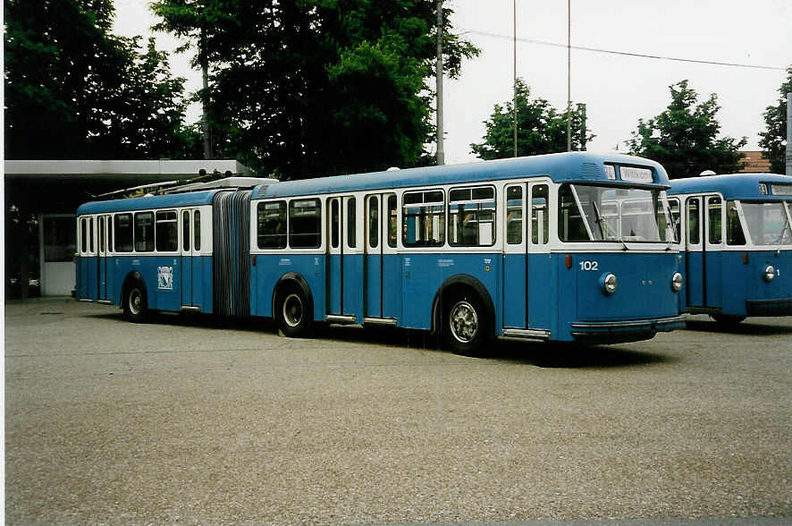 (032'431) - VBZ Zrich - Nr. 102 - FBW/SWS Gelenktrolleybus am 26. Juni 1999 in Zrich, Garage Hardau