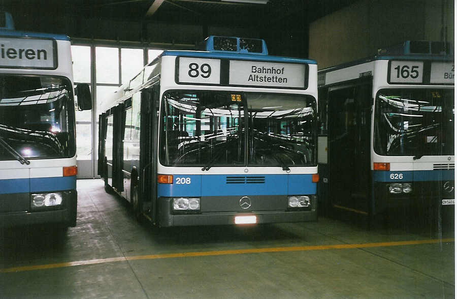 (032'614) - VBZ Zrich - Nr. 208/ZH 588'208 - Mercedes am 26. Juni 1999 in Zrich, Garage Hardau