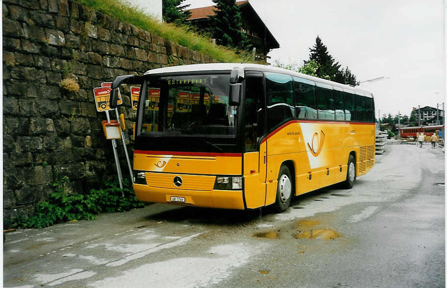 (032'913) - Zazzi, Disentis - GR 1769 - Mercedes am 27. Juni 1999 beim Bahnhof Disentis