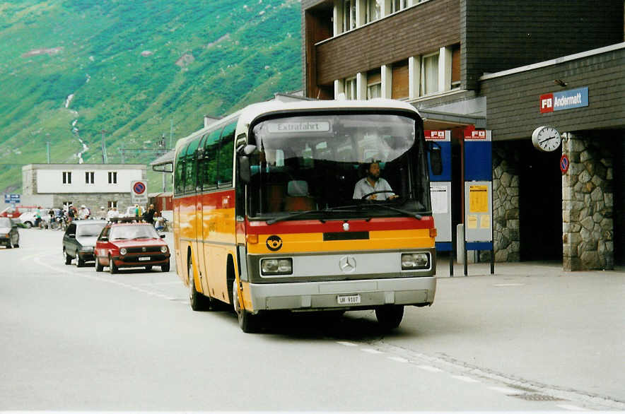 (032'917) - Mattli, Wassen - UR 9107 - Mercedes am 27. Juni 1999 beim Bahnhof Andermatt