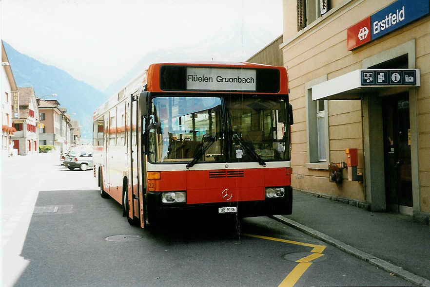 (032'922) - AAGU Altdorf - Nr. 22/UR 9136 - Mercedes/R&J am 27. Juni 1999 beim Bahnhof Erstfeld