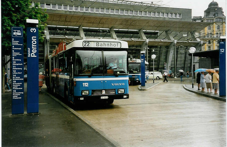 (032'927) - VBL Luzern - Nr. 112/LU 15'019 - Volvo/R&J am 27. Juni 1999 beim Bahnhof Luzern