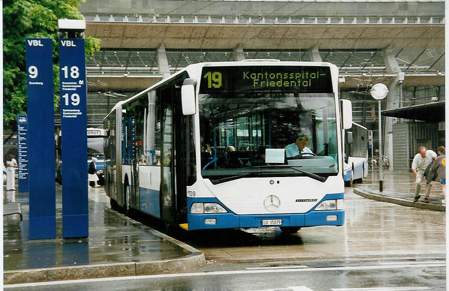 (032'934) - Heggli, Kriens - Nr. 709/LU 15'079 - Mercedes am 27. Juni 1999 beim Bahnhof Luzern