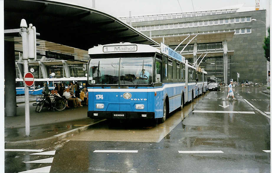 (032'936) - VBL Luzern - Nr. 174 - Volvo/Hess Gelenktrolleybus am 27. Juni 1999 beim Bahnhof Luzern