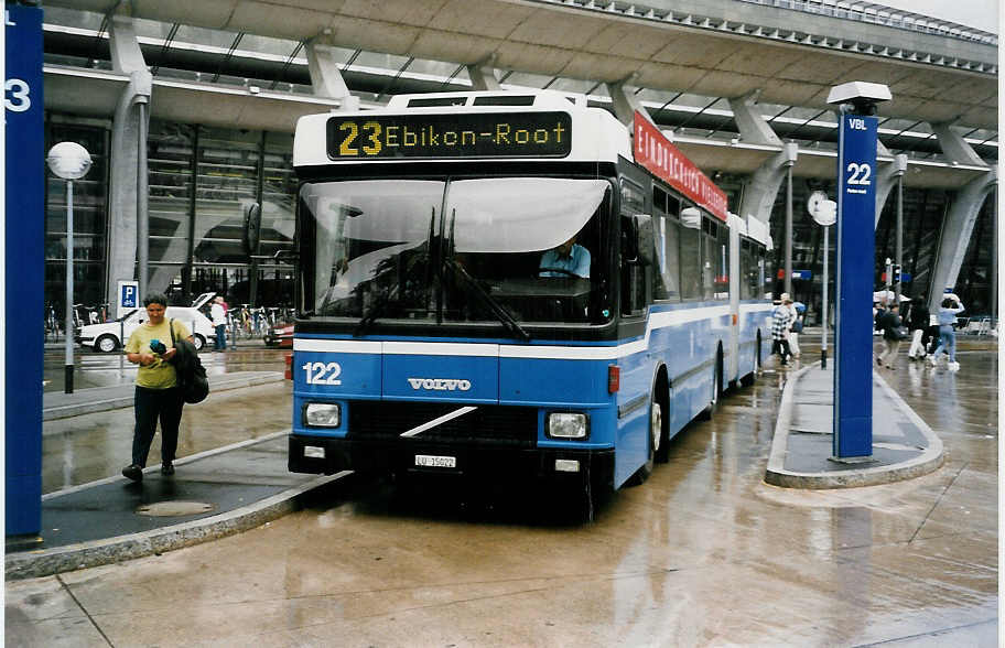 (033'005) - VBL Luzern - Nr. 122/LU 15'022 - Volvo/Hess am 27. Juni 1999 beim Bahnhof Luzern