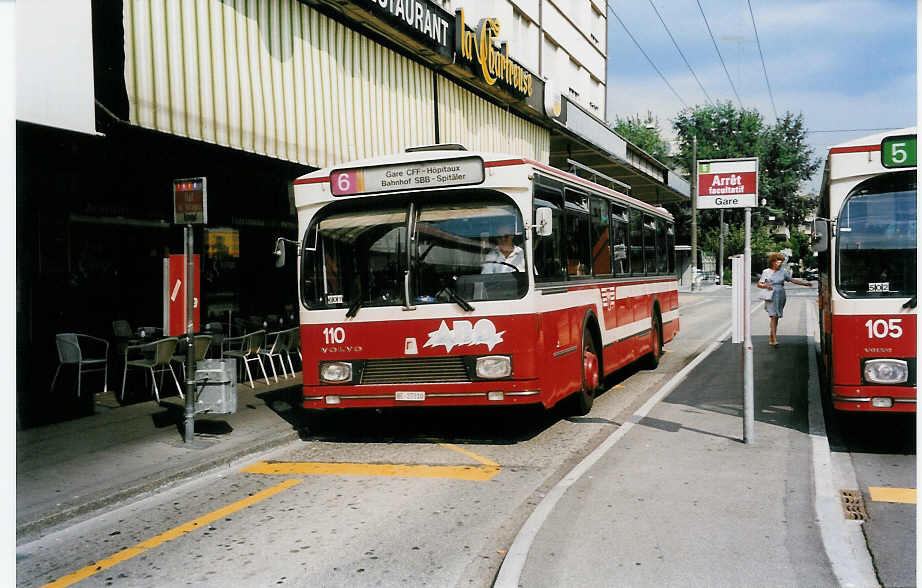 (033'120) - VB Biel - Nr. 110/BE 27'310 - Volvo/R&J am 5. Juli 1999 beim Bahnhof Biel