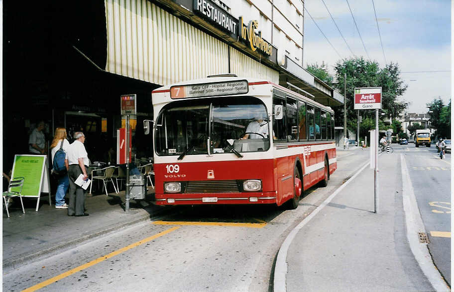 (033'121) - VB Biel - Nr. 109/BE 26'599 - Volvo/R&J am 5. Juli 1999 beim Bahnhof Biel