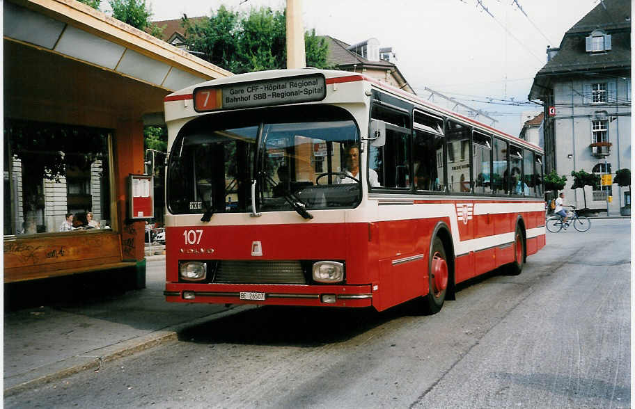 (033'133) - VB Biel - Nr. 107/BE 26'507 - Volvo/R&J am 5. Juli 1999 in Biel, Zentralplatz
