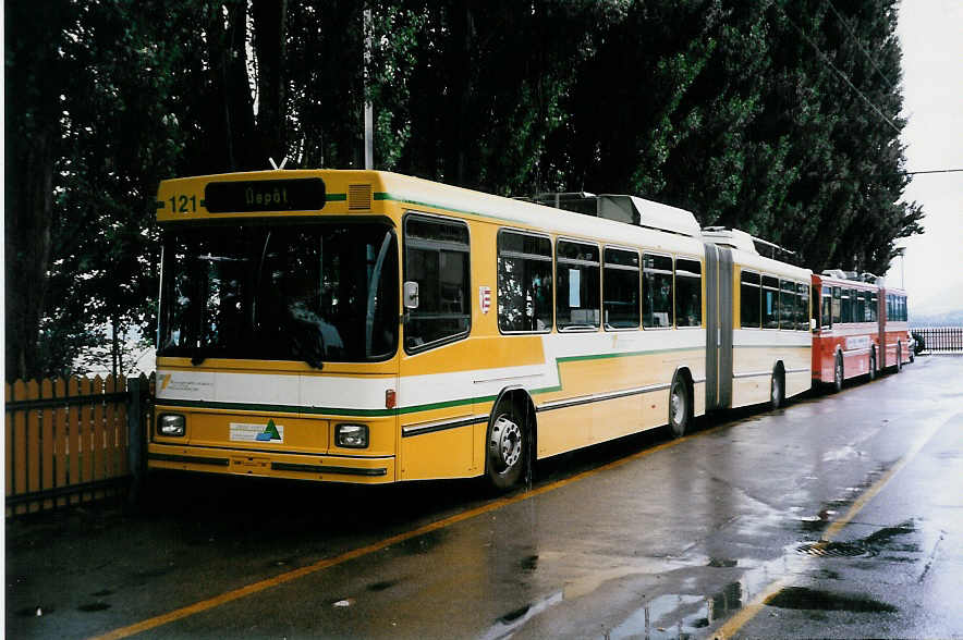 (033'211) - TN Neuchtel - Nr. 121 - NAW/Hess Gelenktrolleybus am 6. Juli 1999 in Neuchtel, Dpt